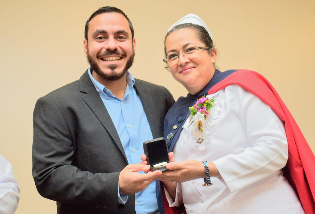 ministro-alabi-entrega-medallas-a-enfermeras-salvadorenas-por-su-vocacion-de-servicio
